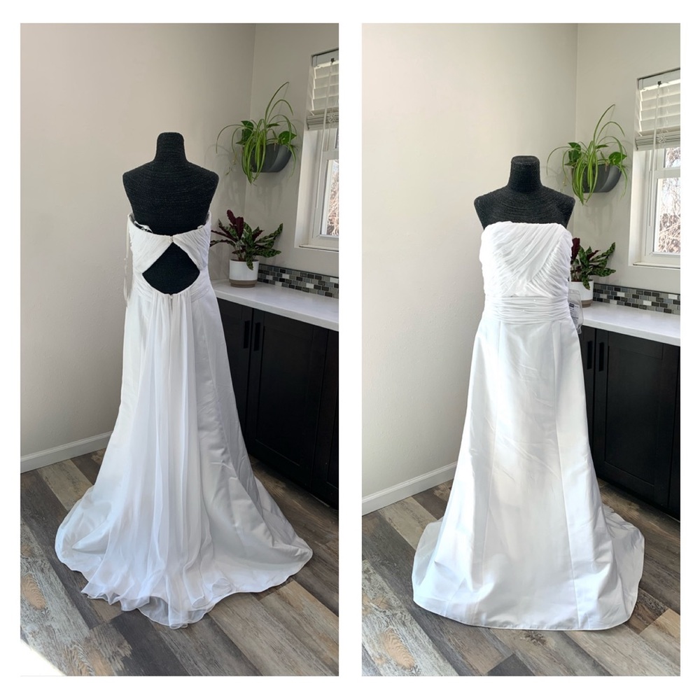 🚫SOLD🚫White Ruched Strapless Keyhole Back Beach Style Wedding Dress Sz 10 box